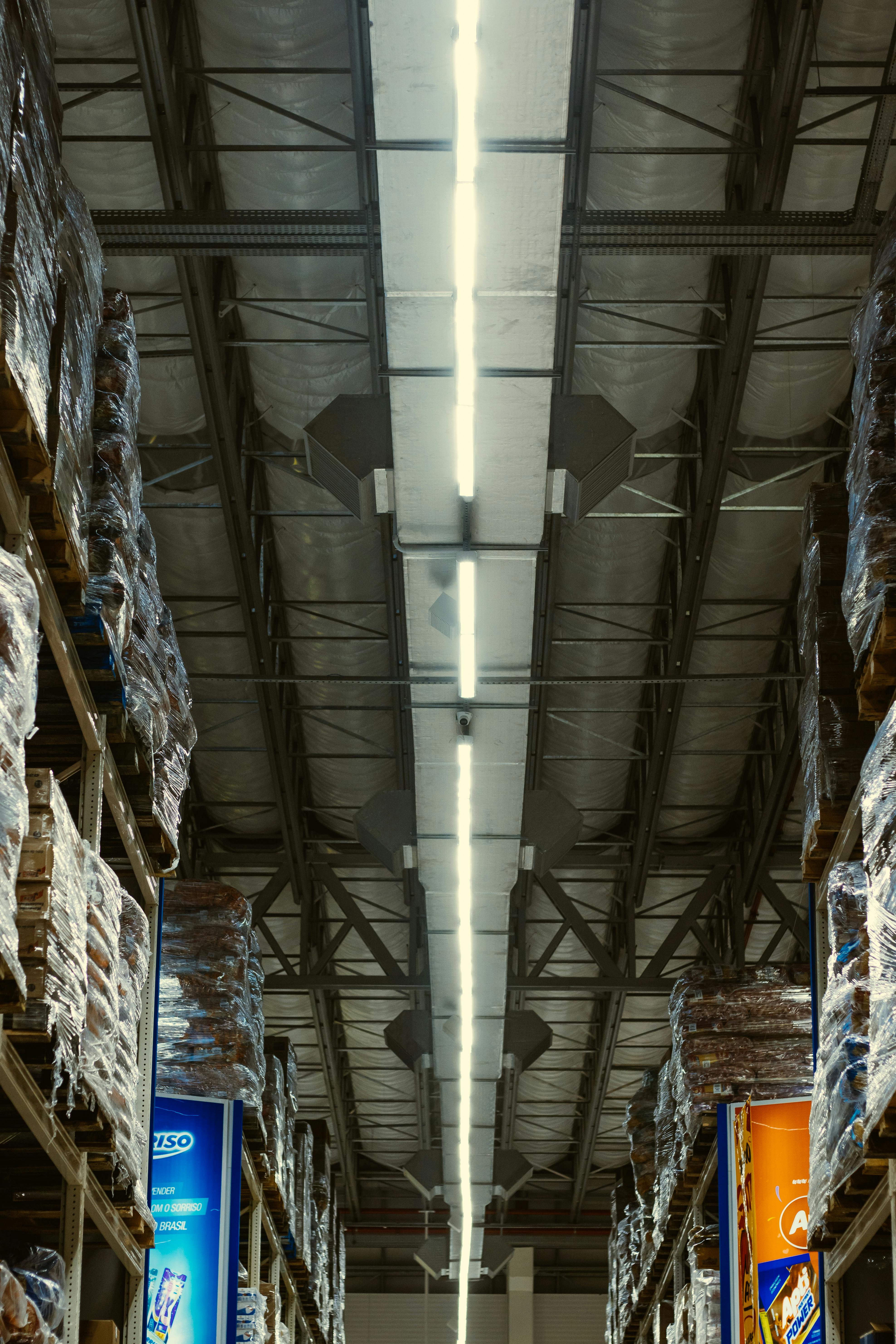 Cold storage warehouse facility with temperature controlled storage units