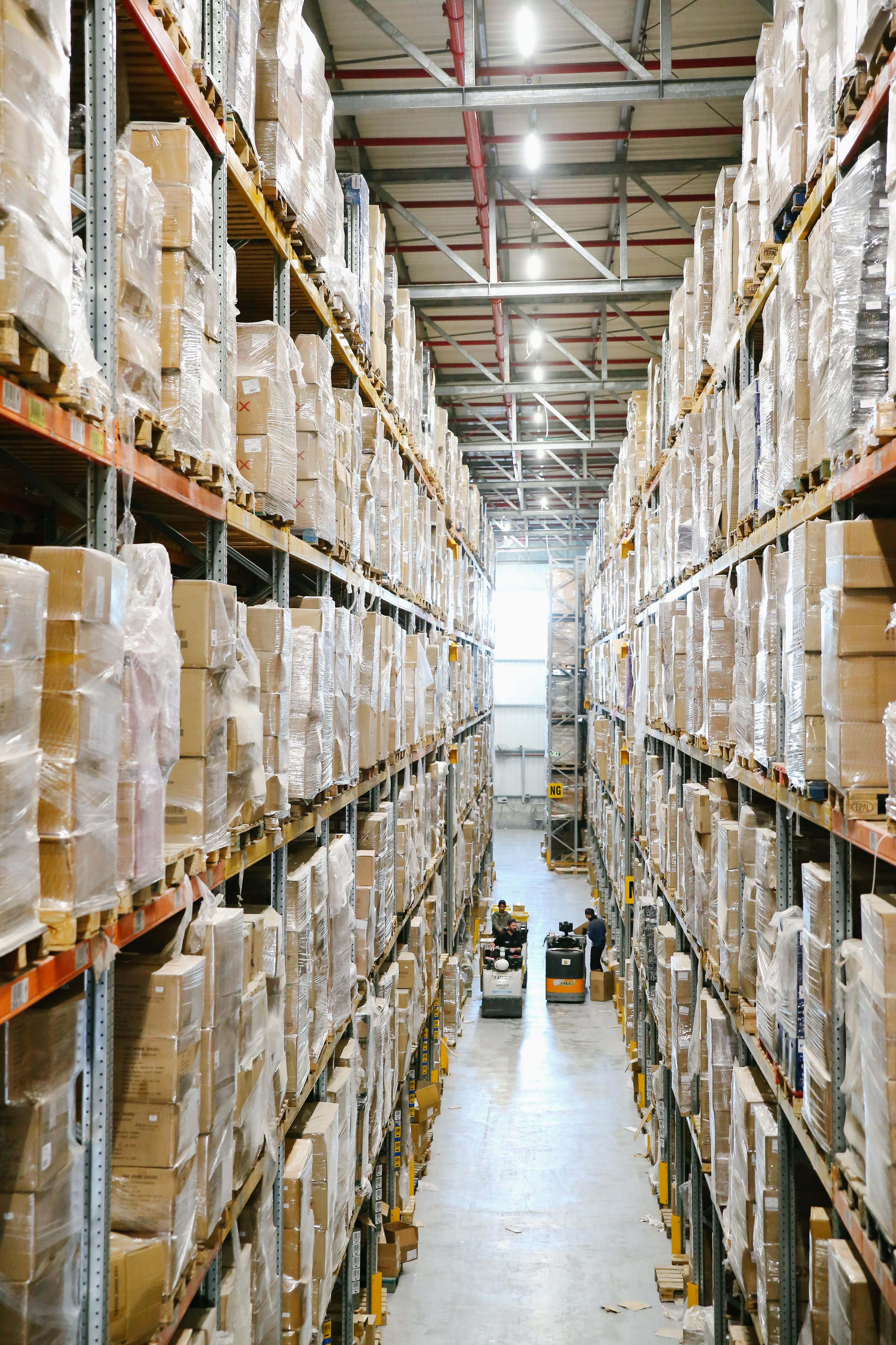 Refrigerated warehouse with temperature-controlled storage racks
